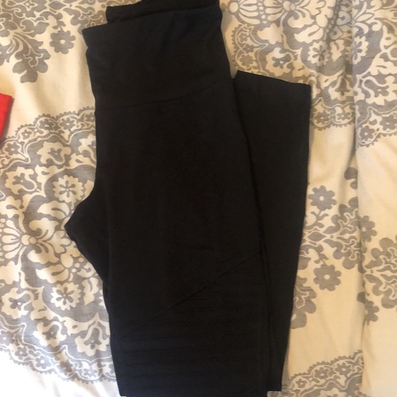 Leggings bundle! Alo and Old Navy excellent condition - Picture 4 of 5